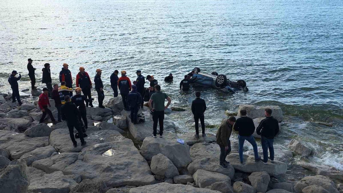 Van Gölü'ne uçan otomobildeki 1 kişi yaralandı