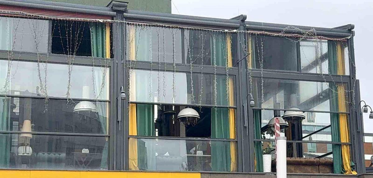 17 yaşındaki saldırgan işyerini kurşunladı, üzerinden el bombası çıktı