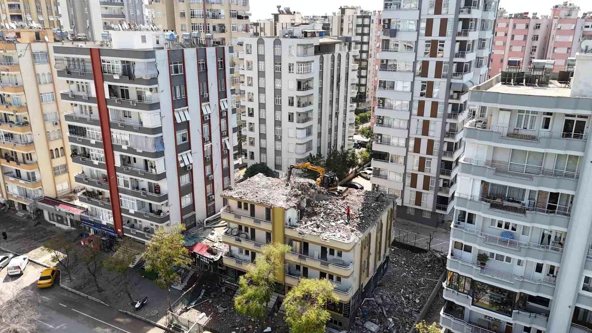 Adana'da depremde hasar gören mahkemelik binalarda yıkım başladı