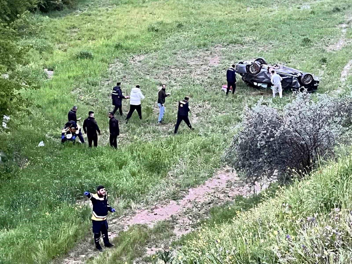 Adıyaman'da otomobil tarlaya uçtu: 4 yaralı