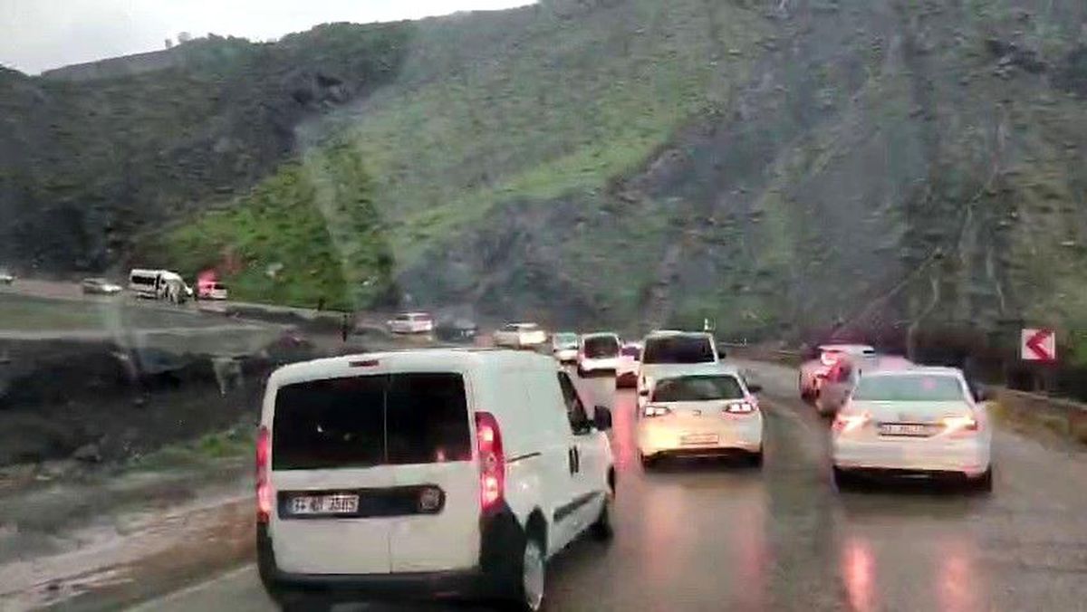 AdıyamanÇelikhan Karayolunda heyelan