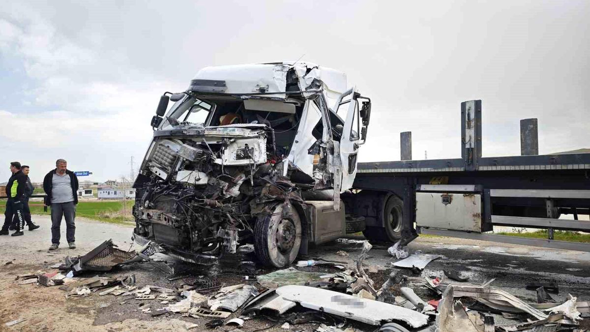Ahlat'ta iki tır çarpıştı: 1 yaralı