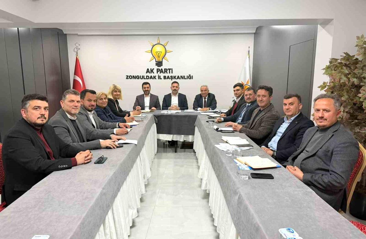 AK Parti İl Başkanlığı'nda değerlendirme toplantısı gerçekleştirildi