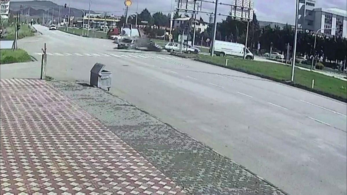 Amasya'da kavşakta araçların çarpıştığı kaza kamerada