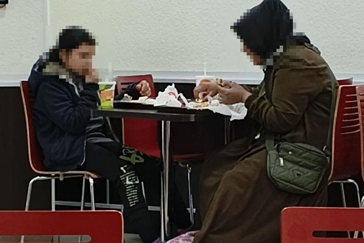 Anne ve kızına ayrımcılık yapan hamburgerciye çifte şok! Gereği yapıldı