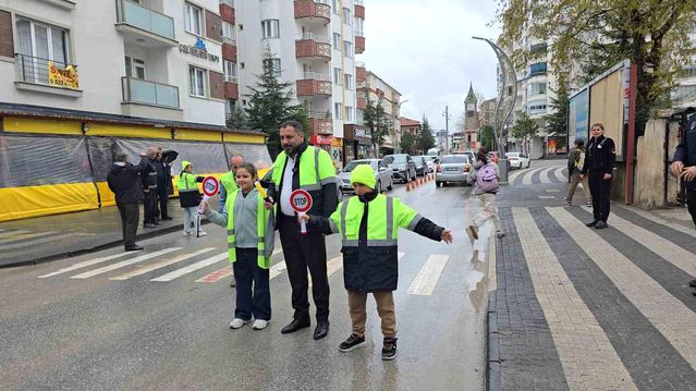 Başkan Ekinci, gönüllü öğrencilerle trafik kurallarına dikkat çekti