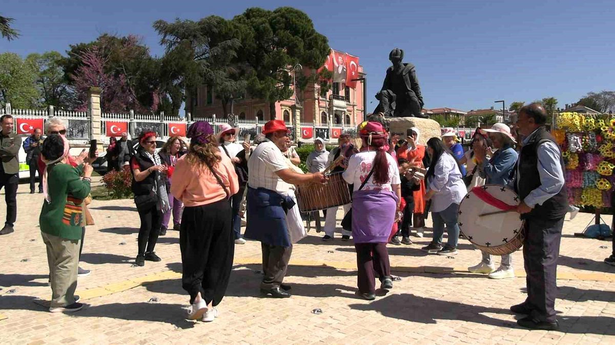 Binlerce turist Edirne'ye akın etti, Selimiye Meydanı doldu taştı: Esnaf bayram etti