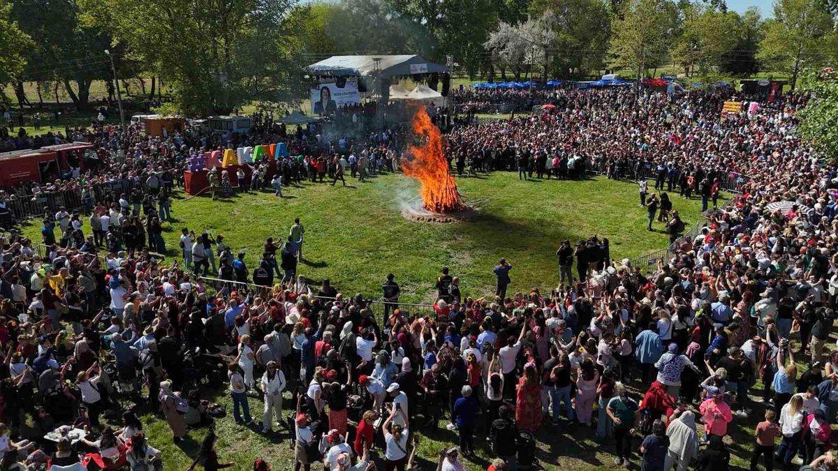 Binlerce turist Sarayiçi'ne akın etti, dev Kakava ateşi yakıldı