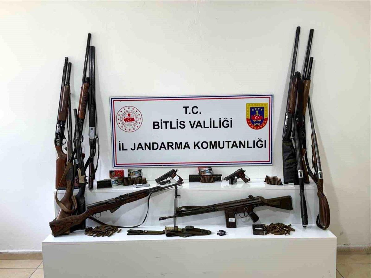 Bitlis'te 20 adrese eş zamanlı baskın: Çok sayıda silah, mühimmat ele geçirildi