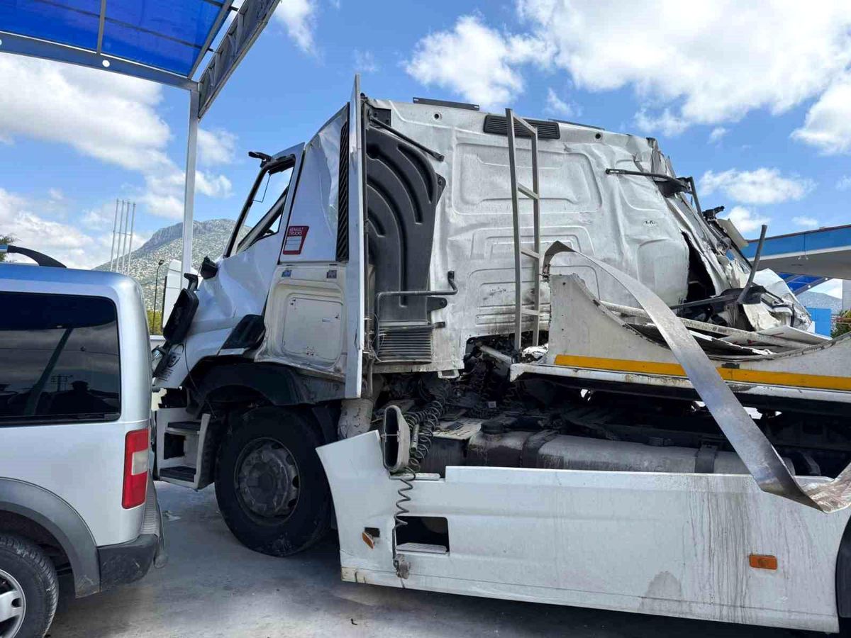 Burdur'da tır, kamyona çarptı: 1 yaralı