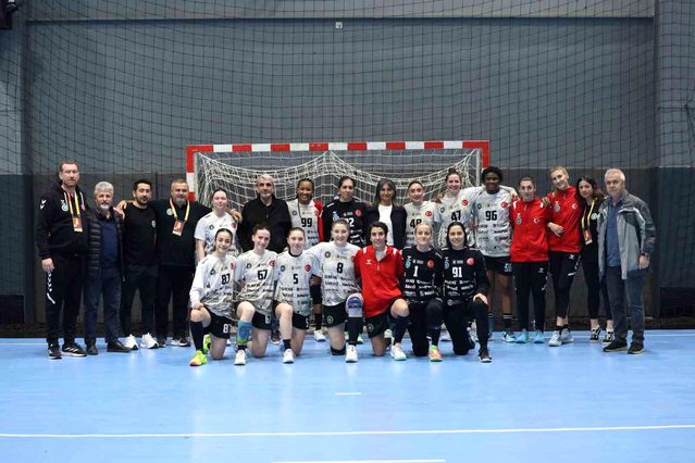 Bursa Büyükşehir Belediyespor şampiyonluğa koşuyor