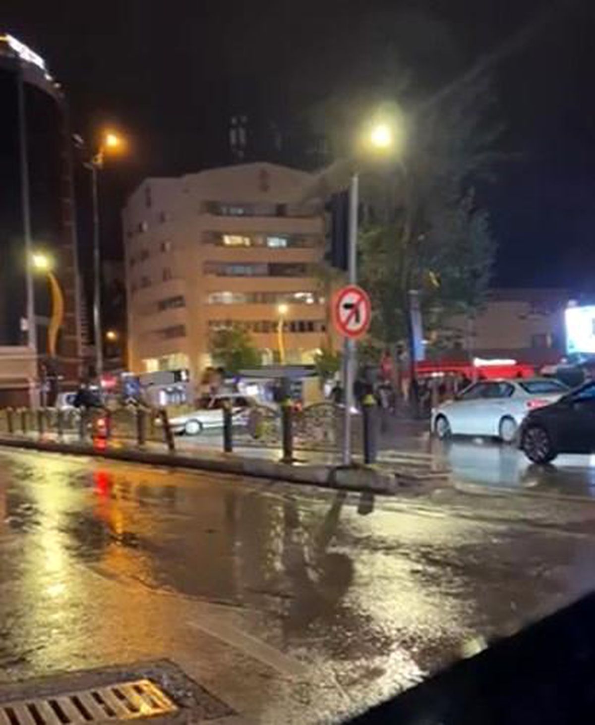 Drift atan sürücü zincirleme kazaya neden oldu, o anlar kamerada