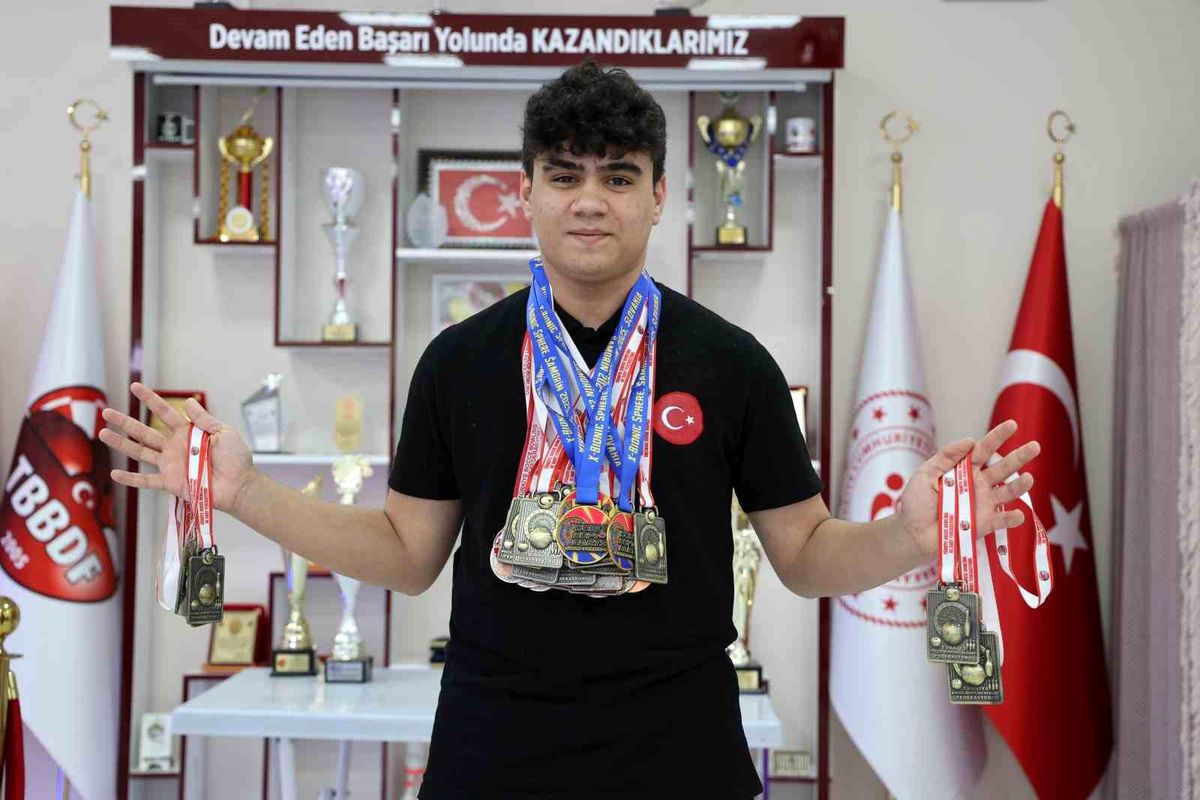 Dünya ve Türkiye dart şampiyonu Bedirhan Nas, 30 madalyaya ulaştı