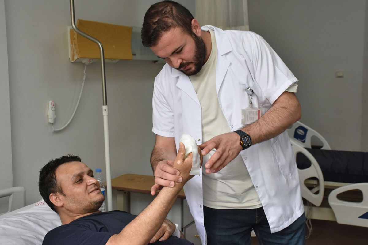 Enfeksiyon kapan parmağı kasığına dikilerek kesilmekten kurtarıldı