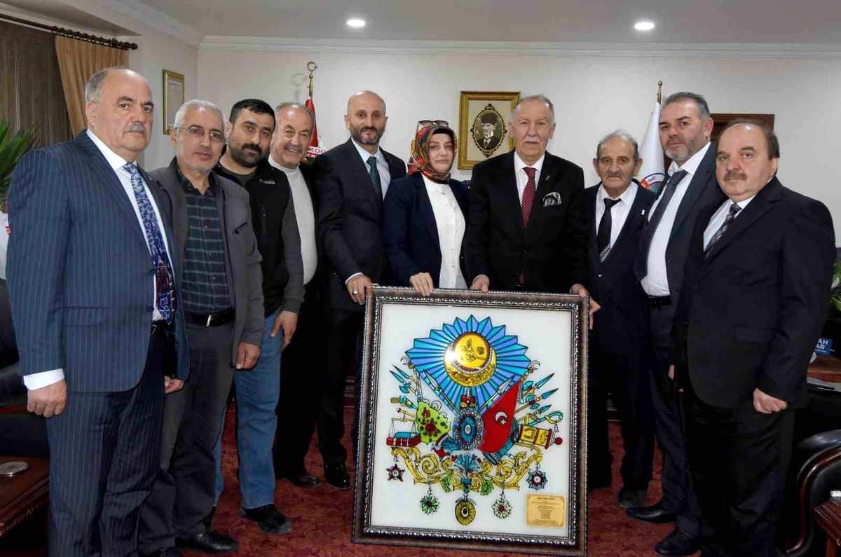ESOB Başkanı Fırat'a 'Osmanlı devlet arması'
