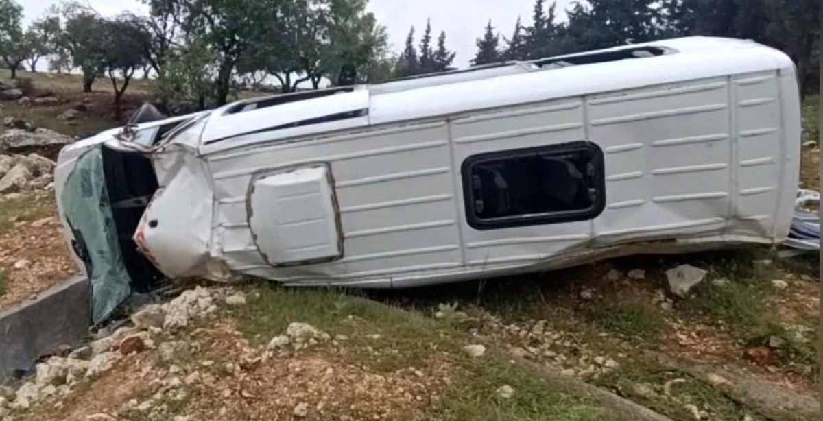Gaziantep'te kontrolden çıkan işçi servisi şarampole uçtu: 16 yaralı