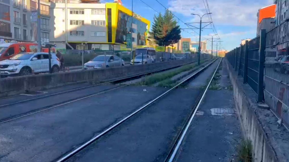 Gaziosmanpaşa'da tramvay ile motosiklet çarpıştı: 1 ağır yaralı
