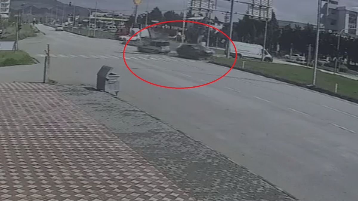 Hafif ticari araçla otomobilin çarpıştığı kaza kamerada