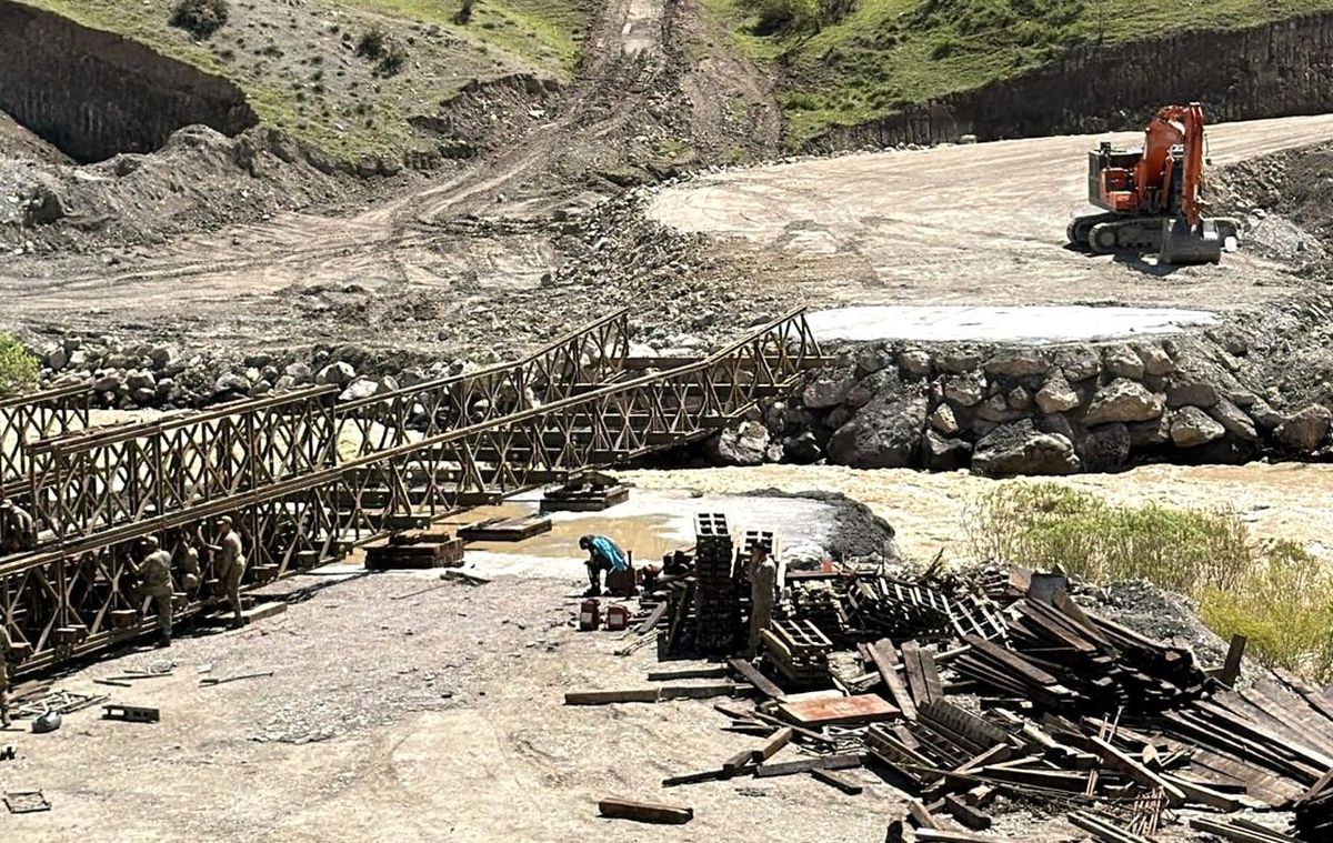 Hakkari-Van yolunda panel köprü çalışması sürüyor