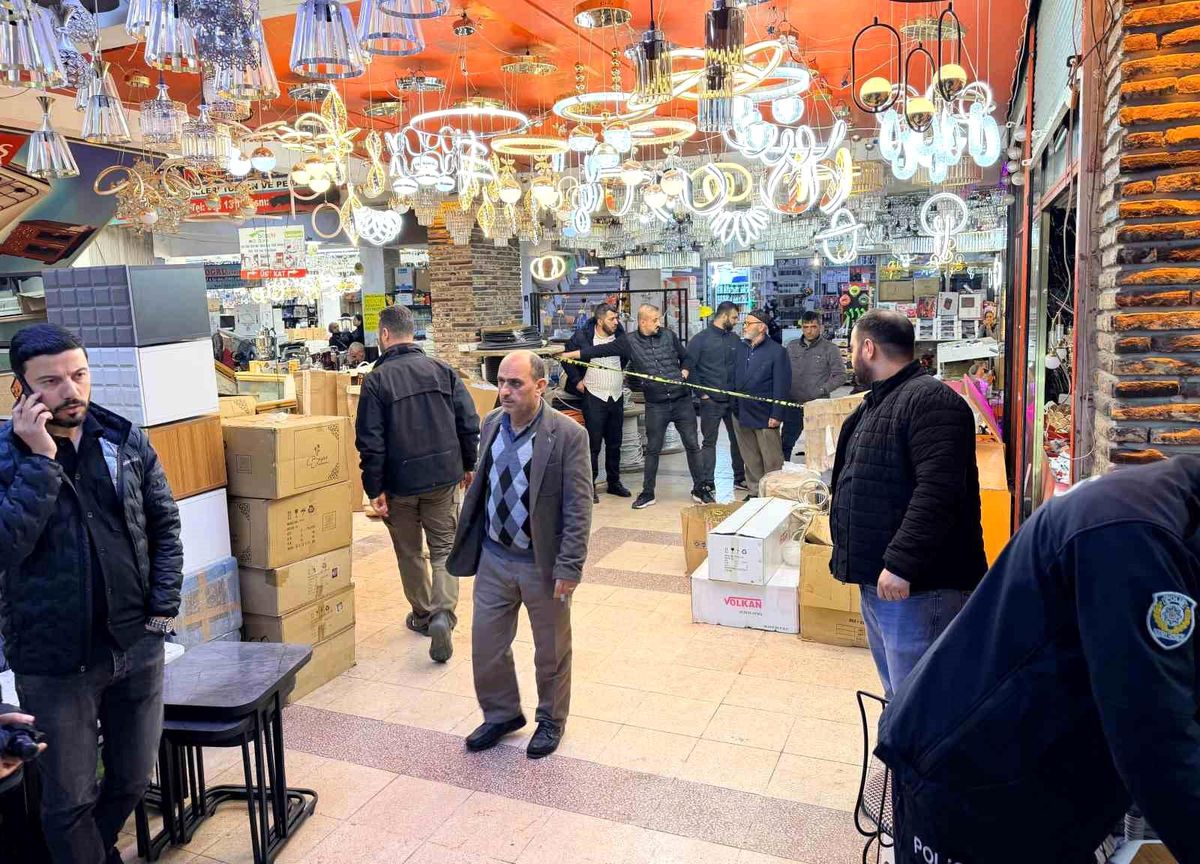 Adana'da Avize Mağazasında Silahlı Saldırı: 1 Yaralı