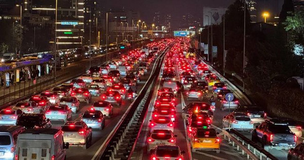 İstanbul'da trafik var mı? SON DAKİKA! 5 Mayıs Salı hangi ilçelerde trafik var, hangi yollar kapalı?