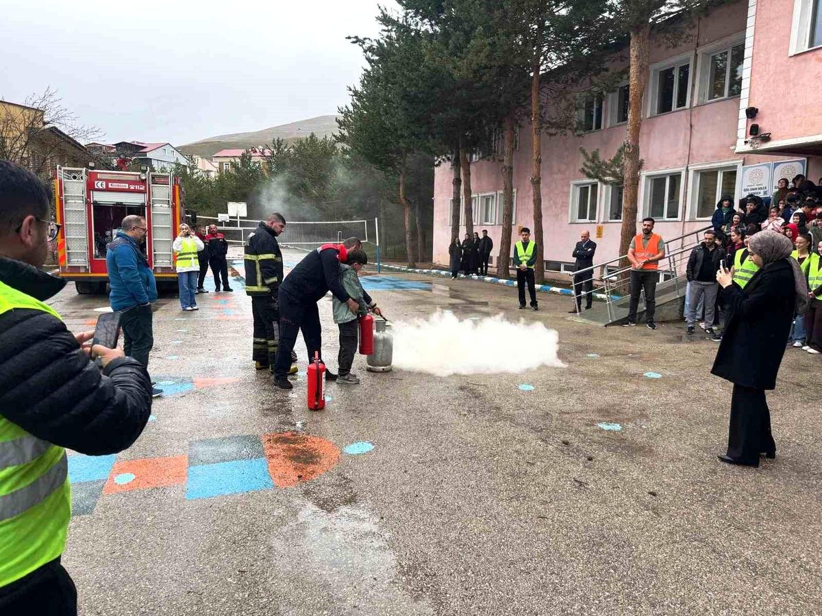 İtfaiyeden öğrencilere yangın eğitimi