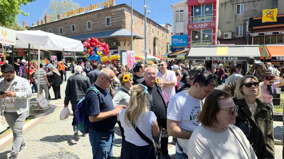 Kakava şenlikleri için gelen turistler ciğercilerde kuyruk oluşturdu