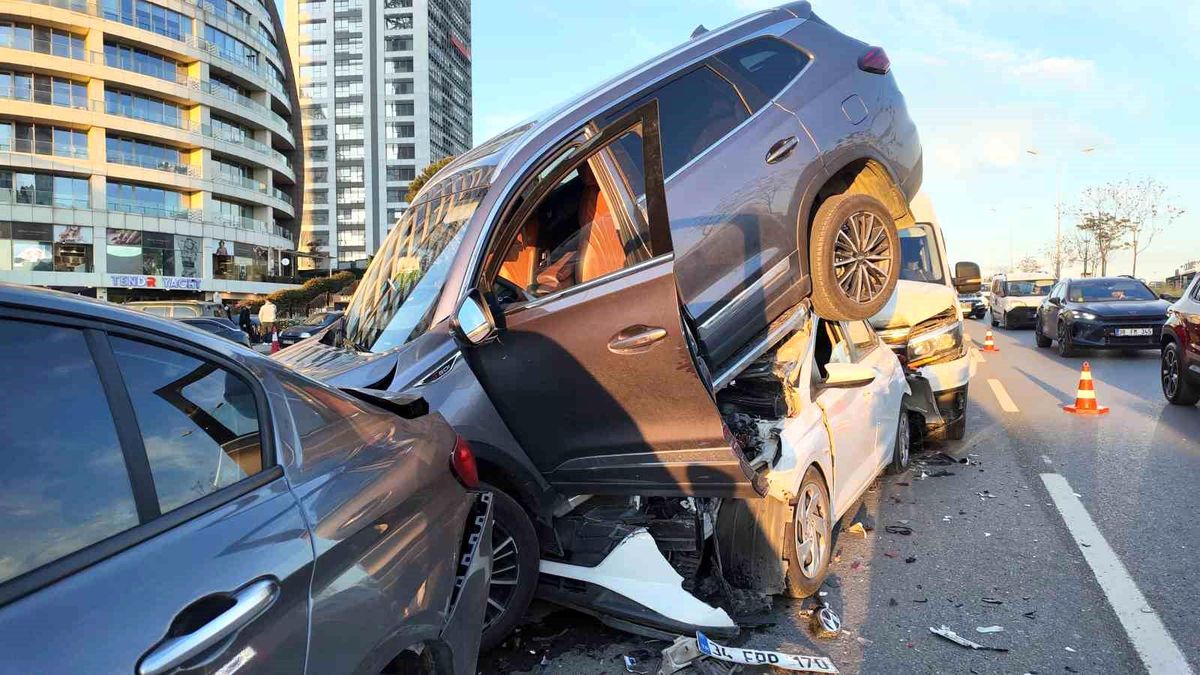 Kartal'da 4 aracın karıştığı zincirleme kaza: 5 yaralı