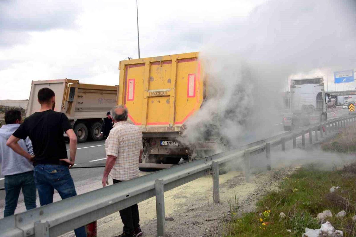 Kayseri'de tırın lastiklerinde çıkan yangın büyümeden söndürüldü