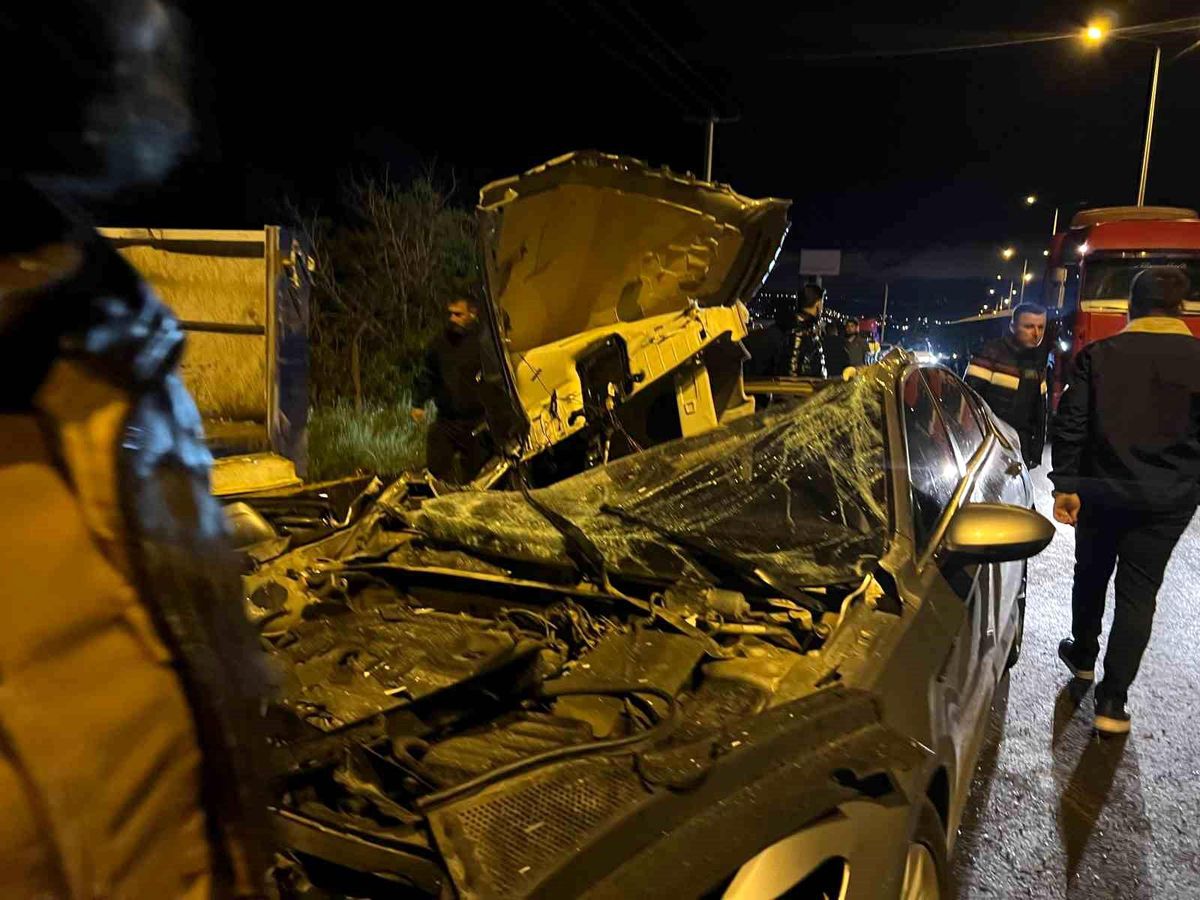 Kilis'te tıra çarpan otomobilde 2 yaralı