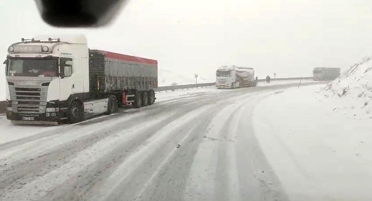 Kop Geçidi'nde kar ve tipi ulaşımı zorlaştırdı