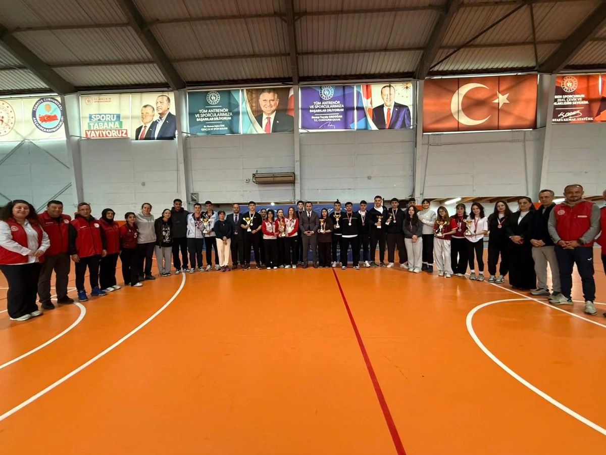 Madalyalar Kaymakam Uzan'dan
