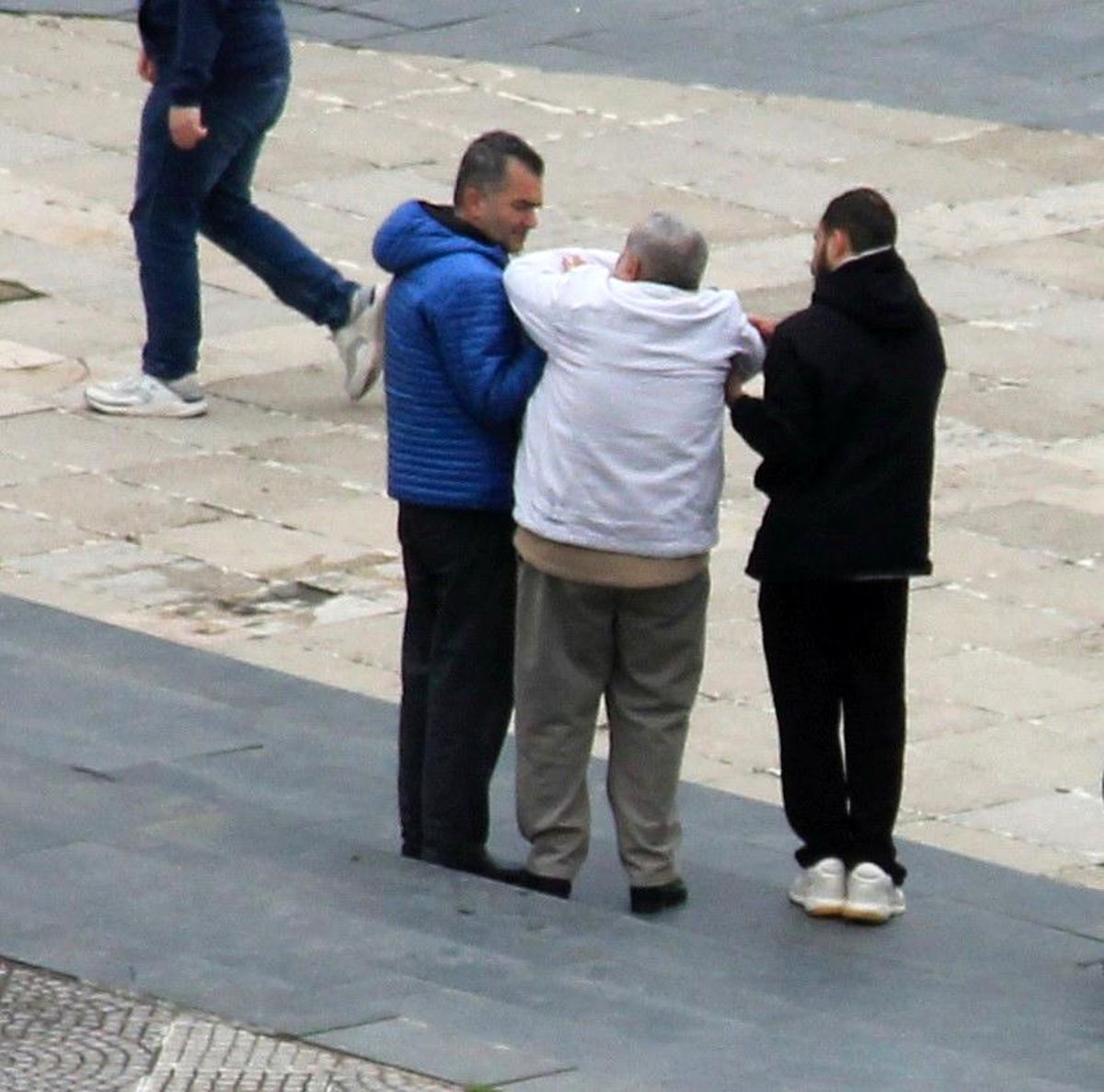 Merdivenden inerken düşen 2 kişinin yardımına vatandaşlar koştu