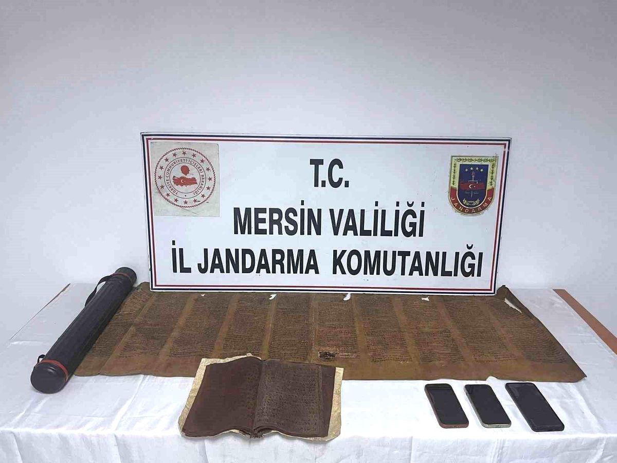 Mersin'de tarihi eser operasyonu: Tevrat ve el yazması eser ele geçirildi