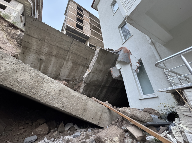 Resident describing the collapse incident