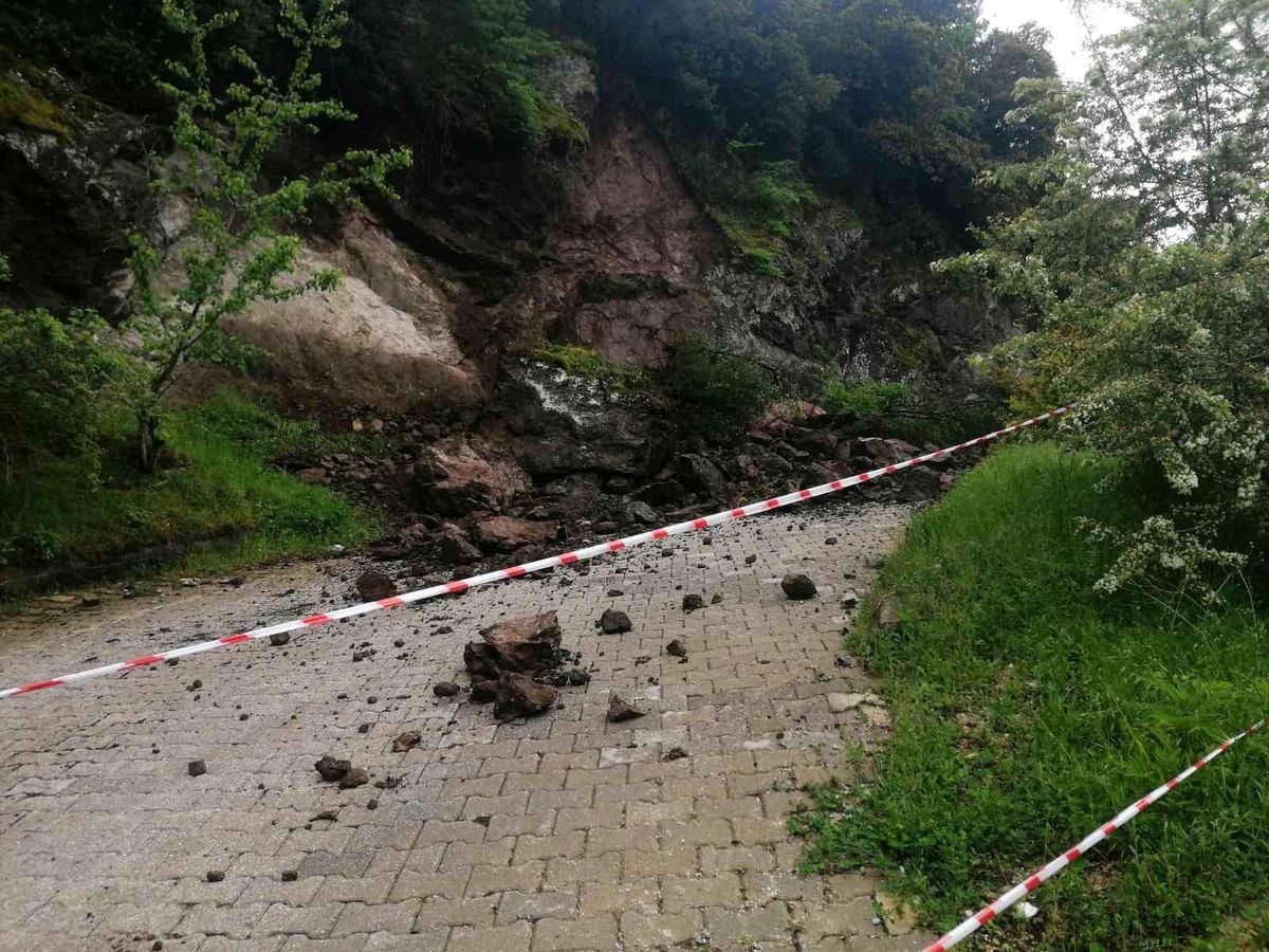 Niksar'da sağanak nedeniyle kaya parçaları yola düştü