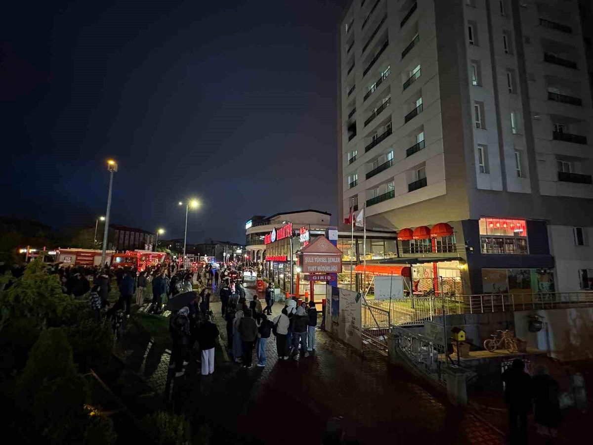 Öğrenci yurdunda yangın paniği: Öğrenciler sokağa döküldü