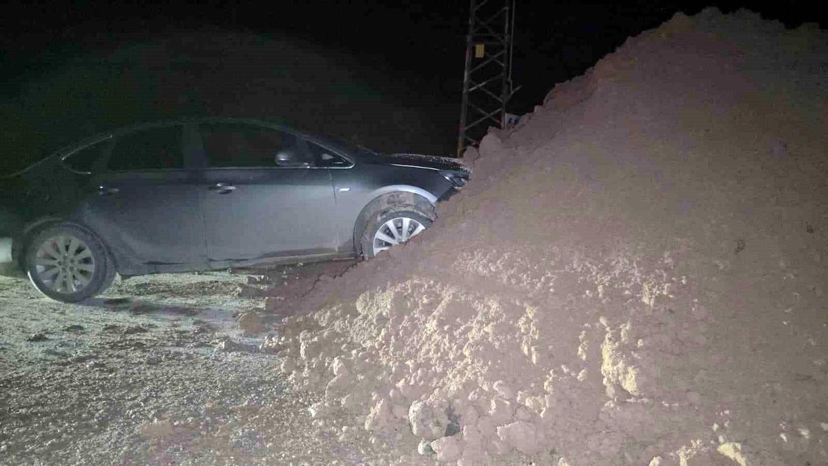 Önlem alınmadan yola dökülen toprak yığını gece karanlığında kazaya neden oldu