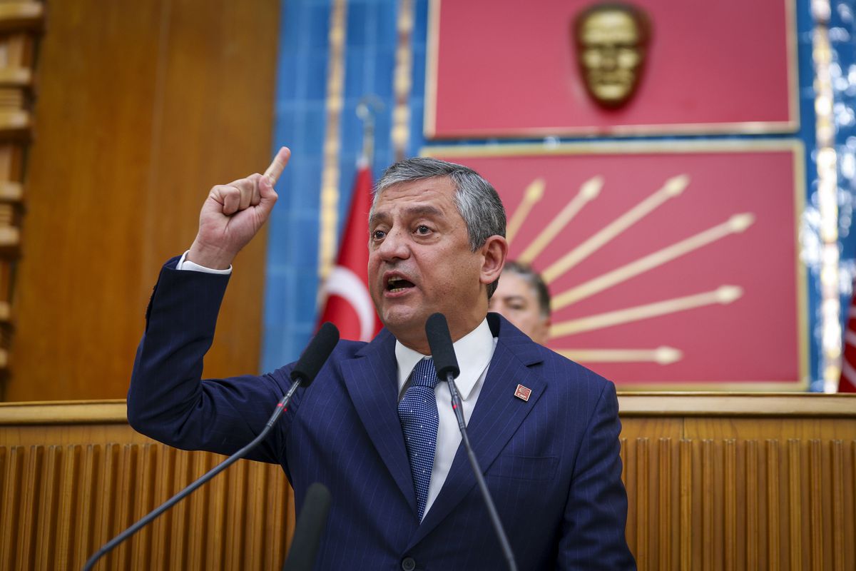 Özgür Özel: 'Bırak saraylara mermer olmayı, toprak ol bağrında güller yetişsin'