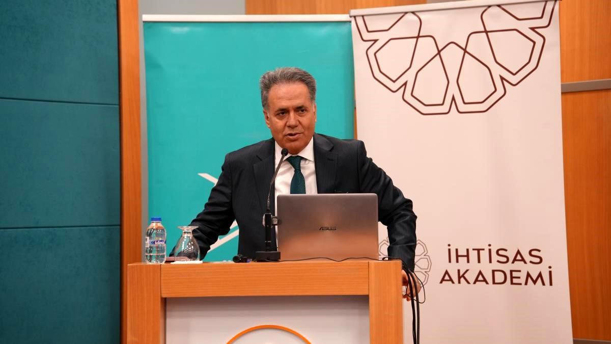 Rektör Akpolat, dijital çağda üniversitelerin geleceğini anlattı