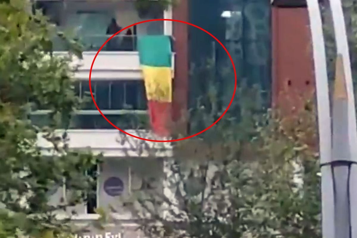 Şehri karıştıran bayrak! Polis evi bastı, gerçek sonradan ortaya çıktı