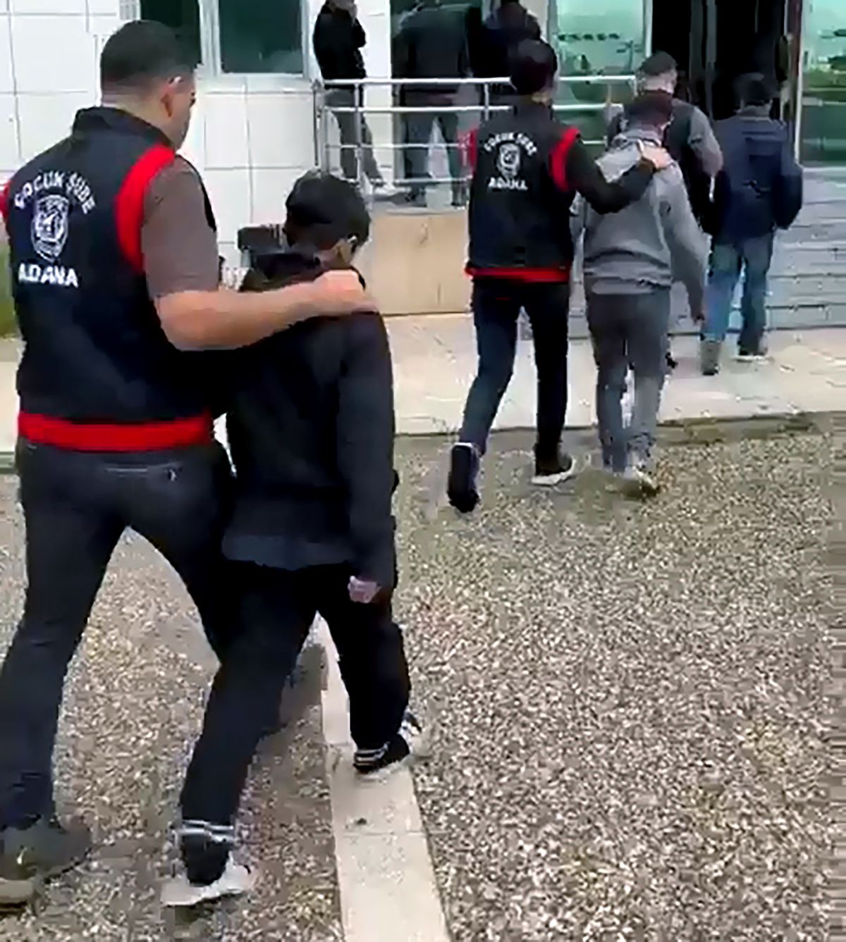 Sokakta evsizi yumruklayan çocuğa ev hapsi cezası