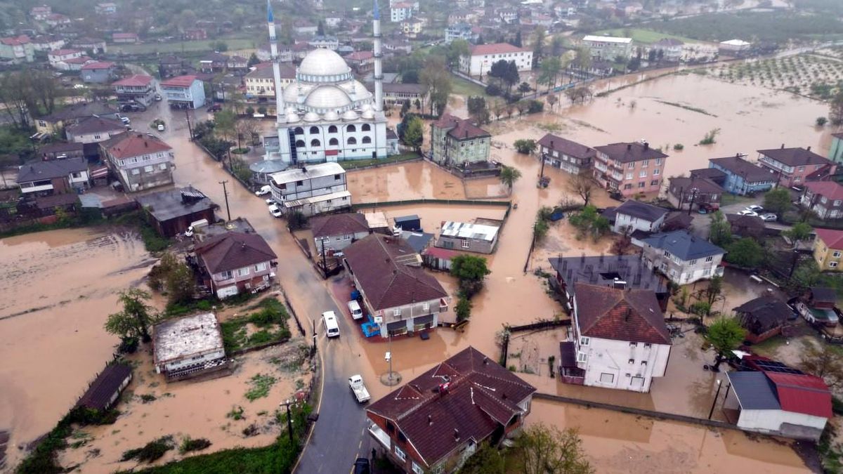 Sakarya'da sağanak sel getirdi: Darıçayırı sular altında