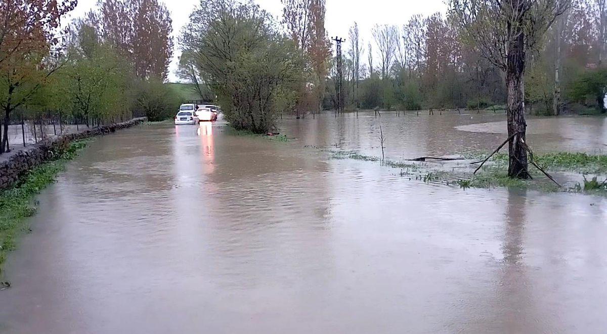 Tokat'ta Çekerek Irmağı taştı, yollar ve tarlalar sular altında kaldı