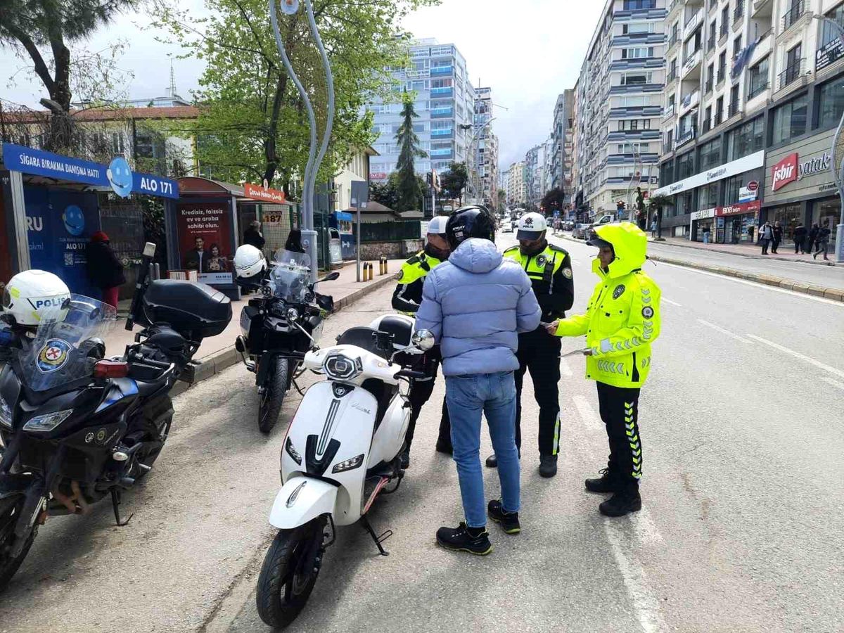 Trafik bilinci için lise önünde farkındalık etkinliği