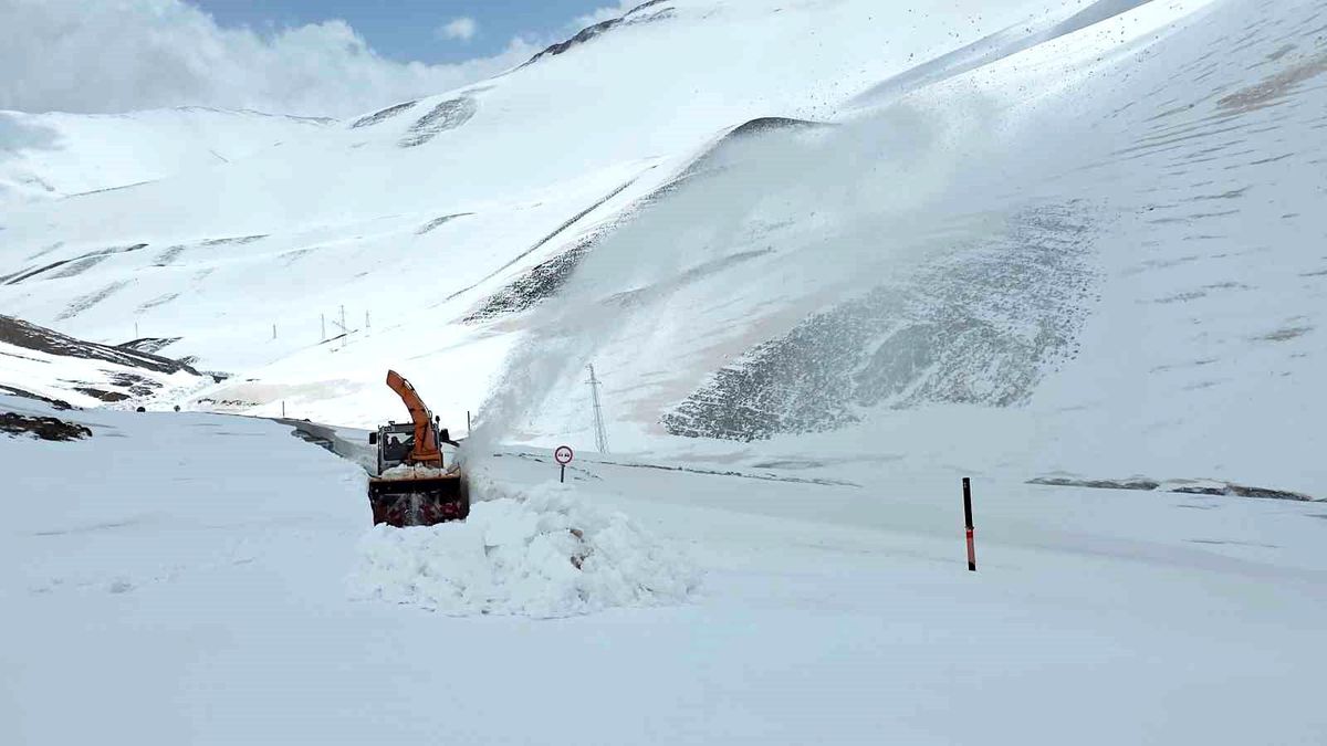 Van-Bahçesaray yolu açılıyor