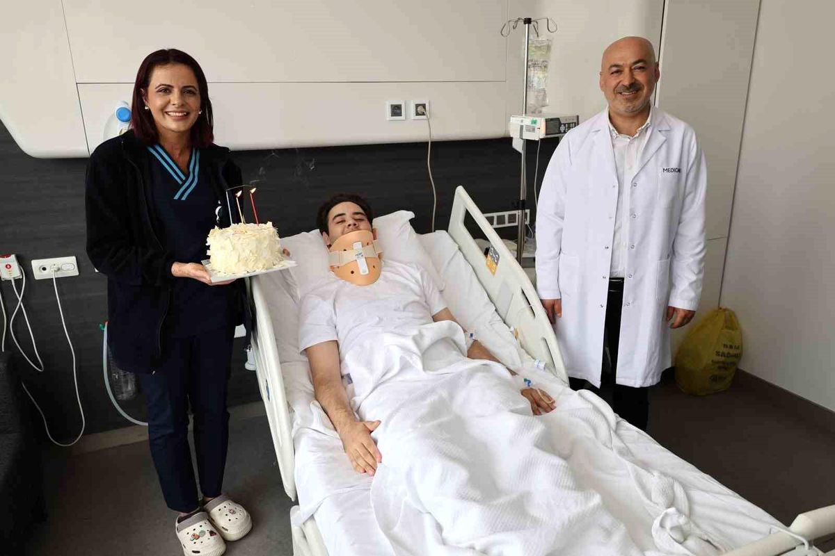 Yeni yaşını doktoruyla birlikte kutladı
