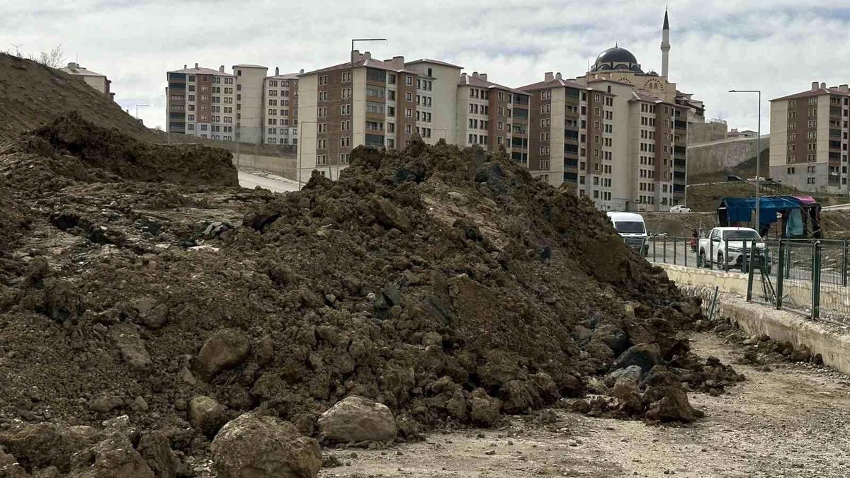 Yüksekova'da heyelan ulaşımı aksatıyor: Pizok yolunda ulaşım 1 aydır tek şeritten sağlanıyor