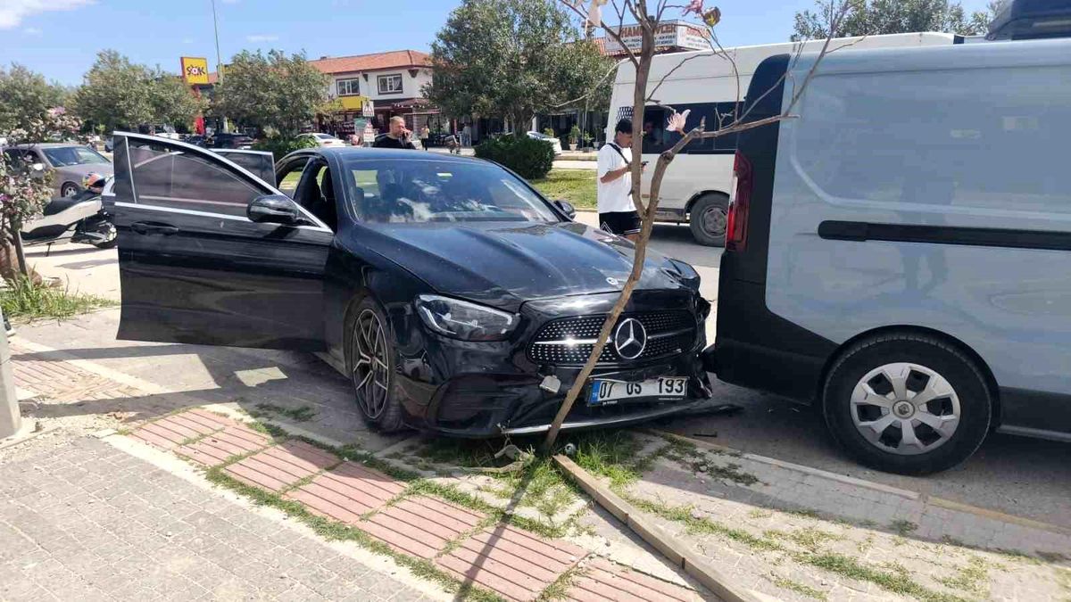 Antalya'da minibüs park halindeki araca çarptı: 4 yaralı