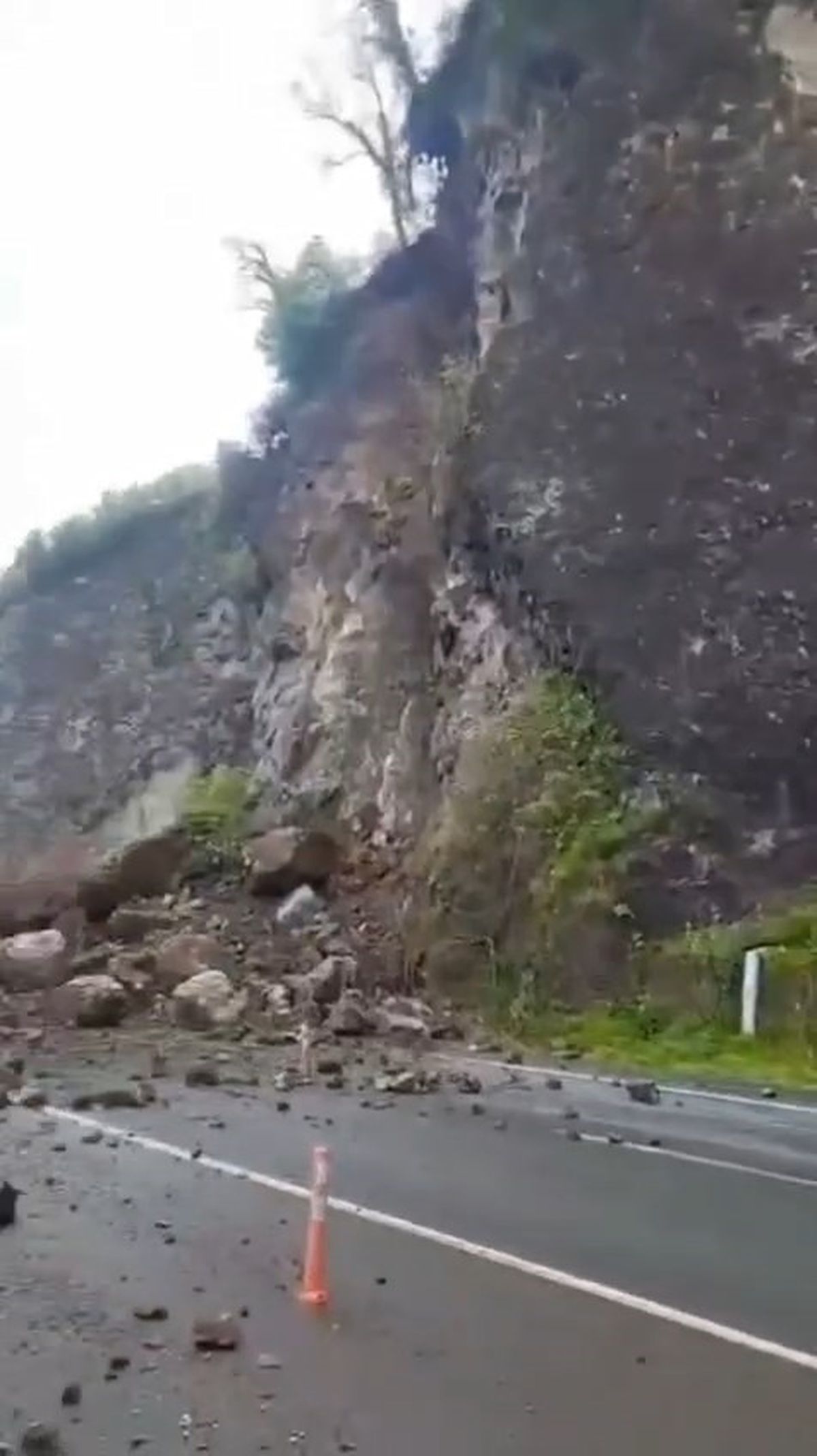 Artvin'de heyelan; yol ulaşım kapandı